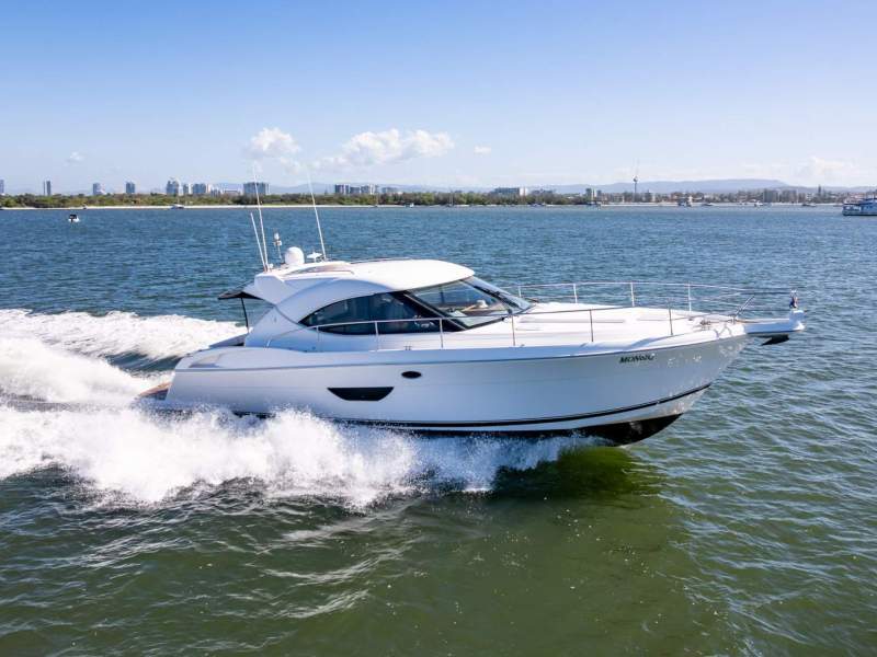Riviera 4400 Sport Yacht