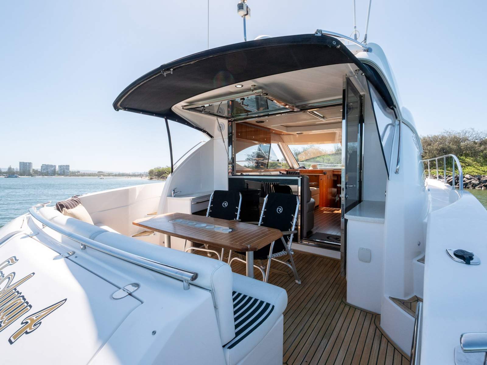 Riviera 4400 Sport Yacht