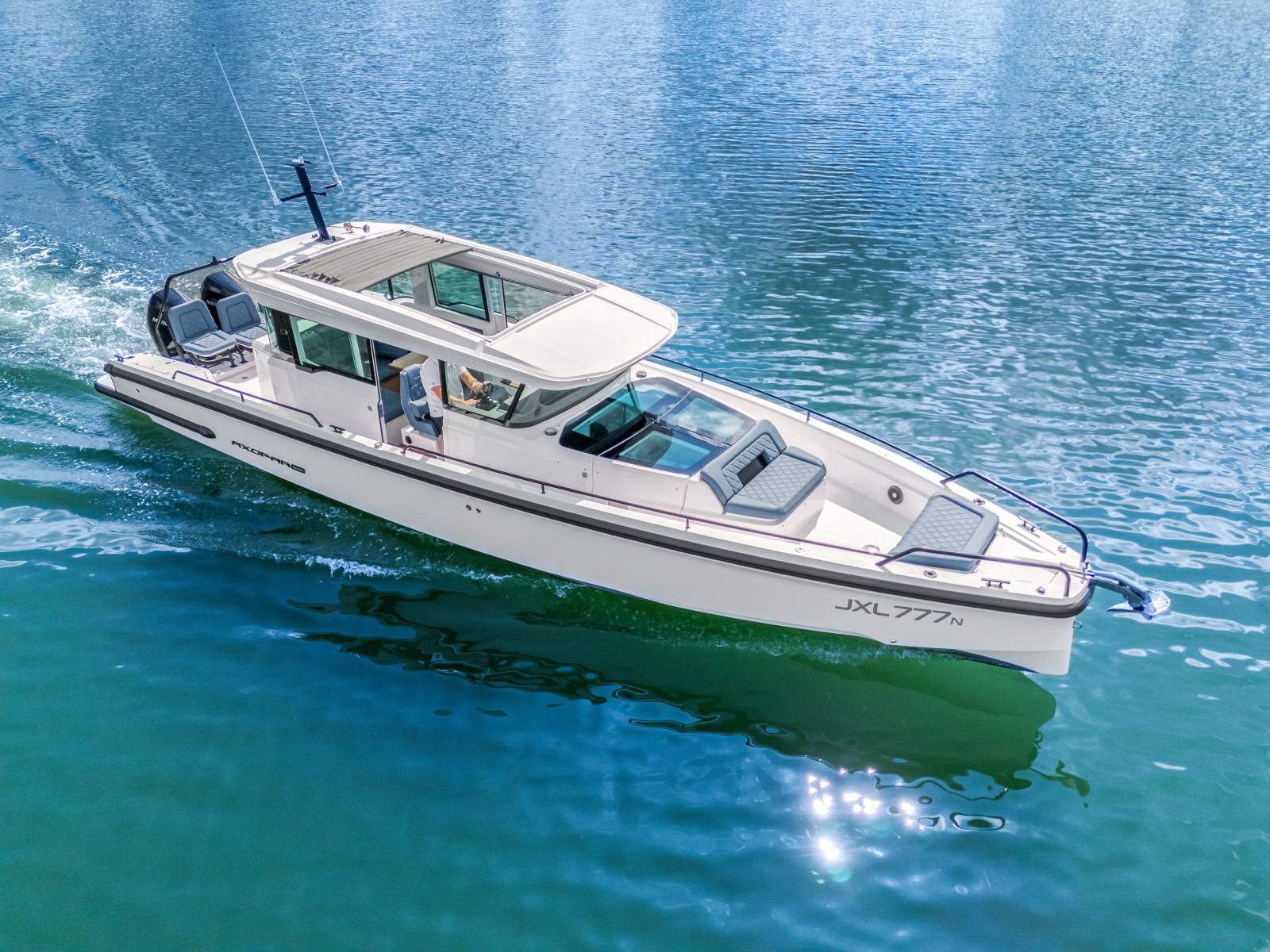 Axopar 37 Cross Cabin Bradus