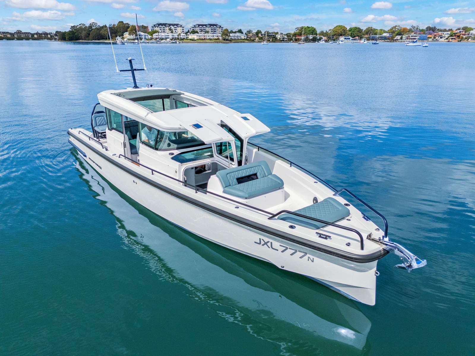 Axopar 37 Cross Cabin Bradus