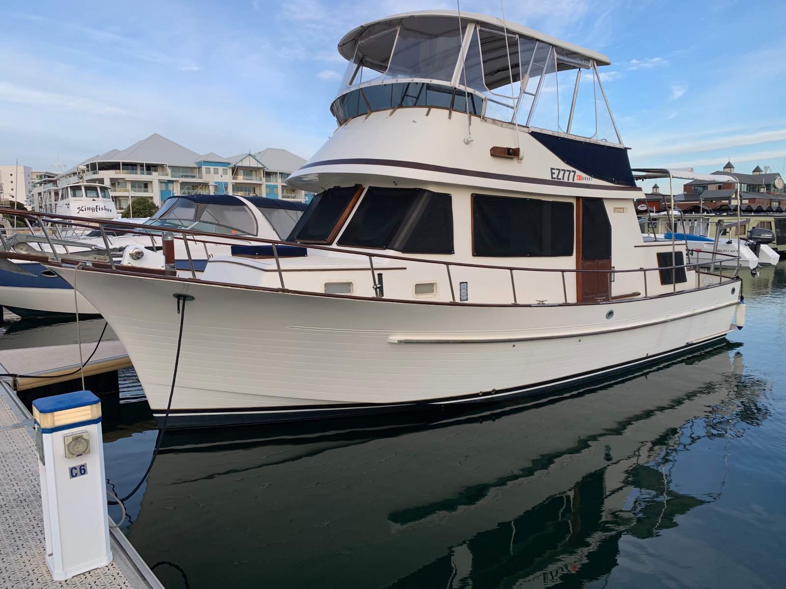 Hershine 38 Flybridge Cruiser Lycrest Cabin Cruiser