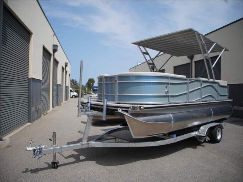 Beautiful as new pontoon boat on new trailer