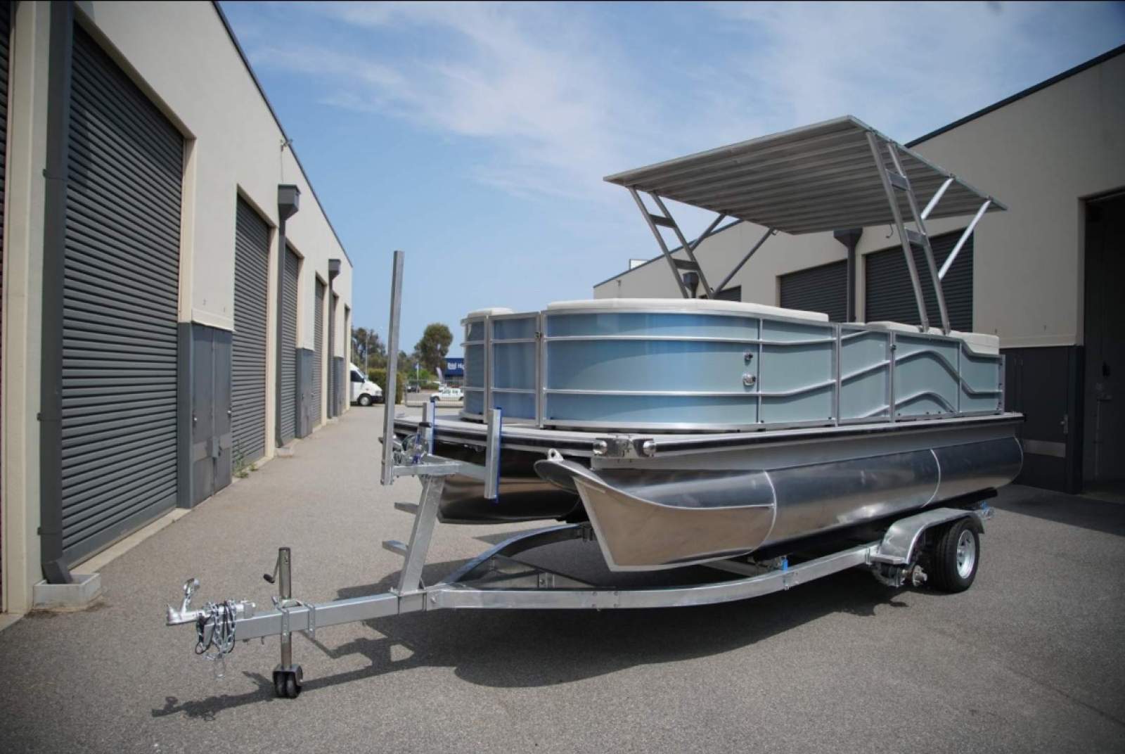 Beautiful as new pontoon boat on new trailer