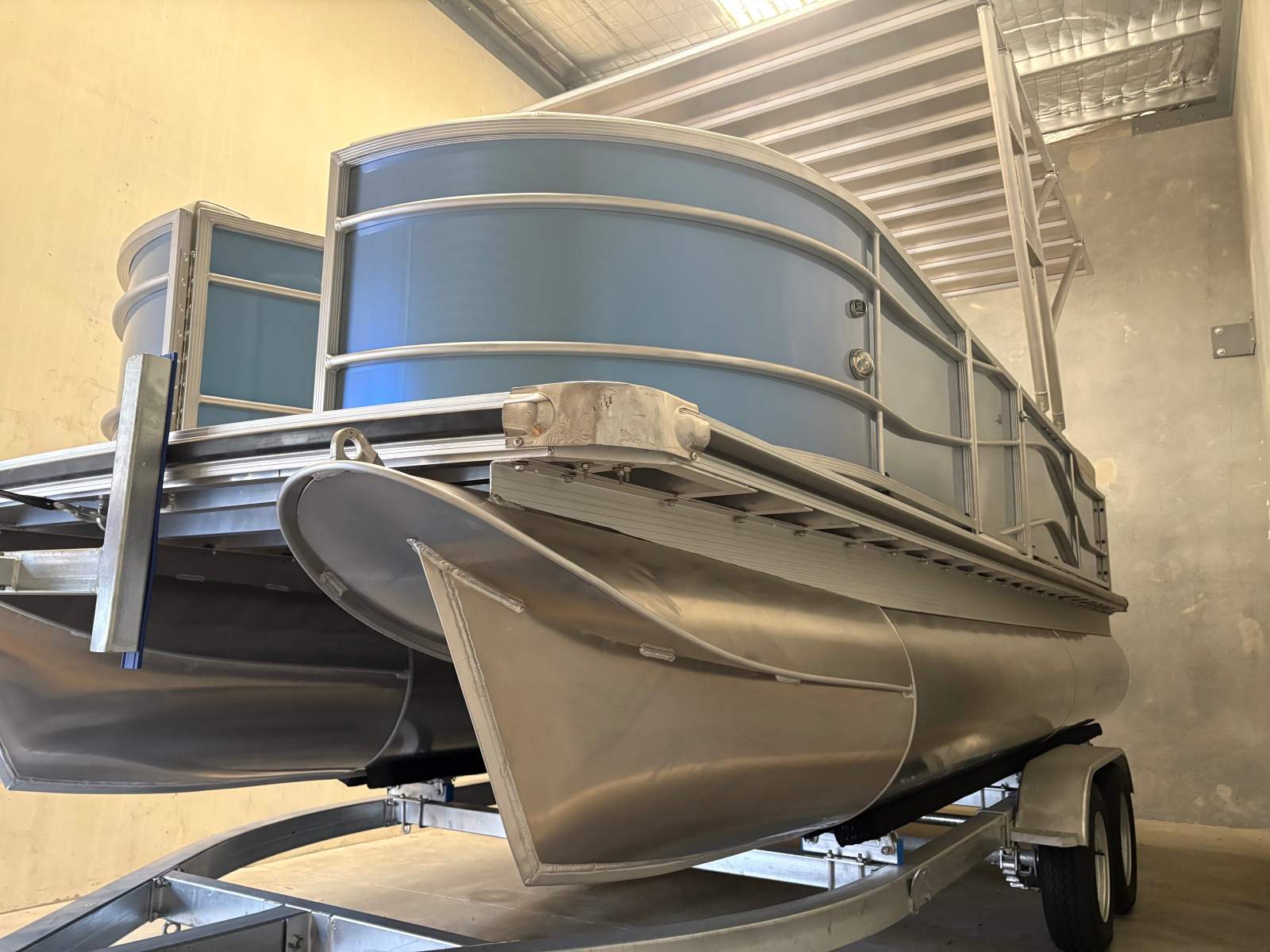 Beautiful as new pontoon boat on new trailer