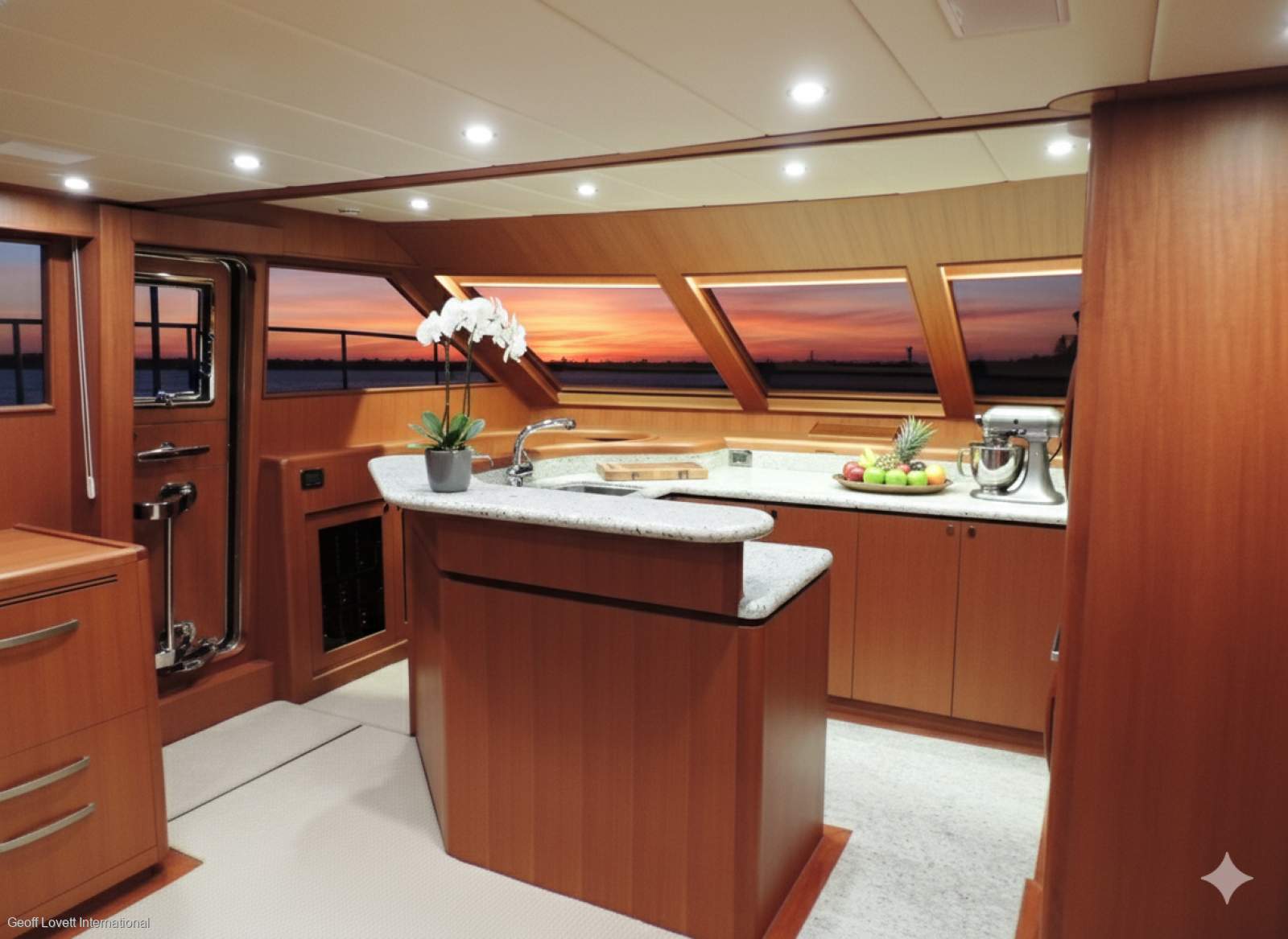 Hampton 630 Skylounge Motor Yacht