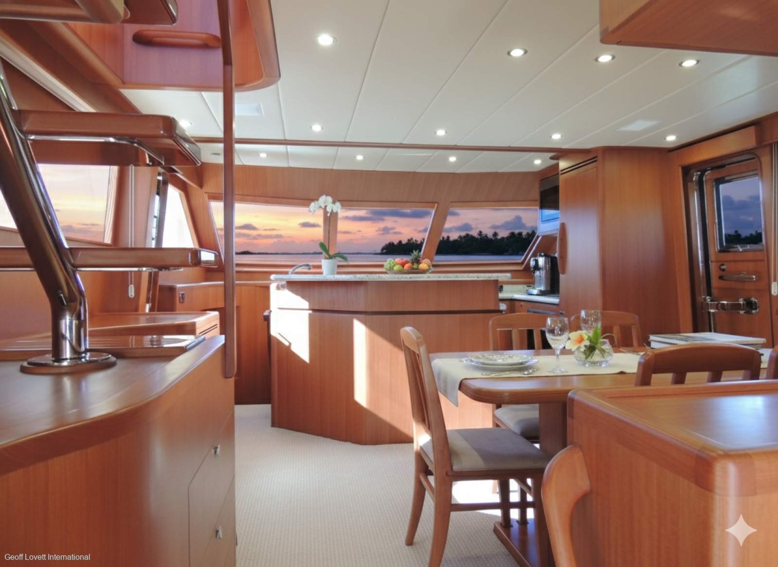Hampton 630 Skylounge Motor Yacht