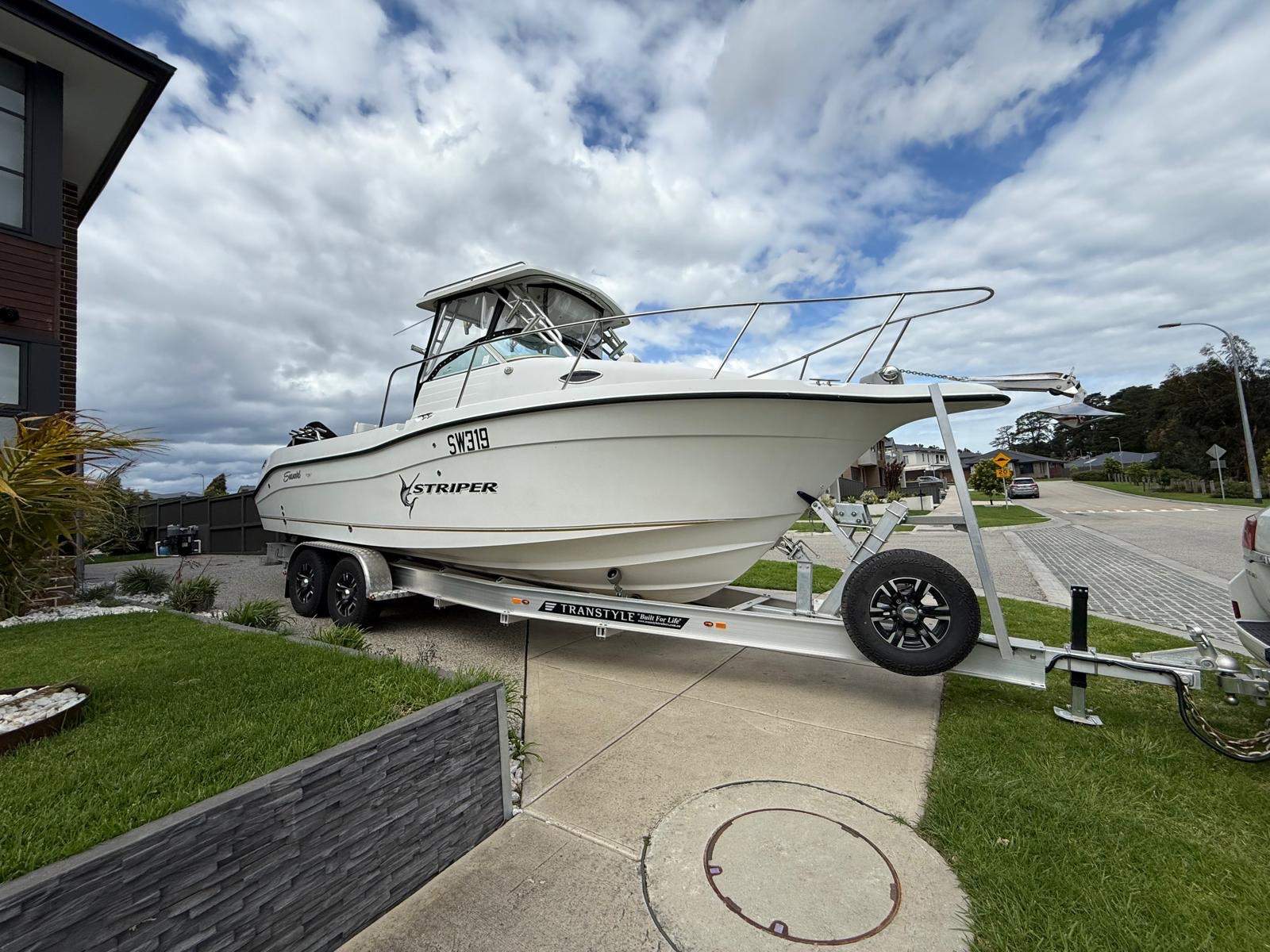 Seaswirl Striper 2601 Walk Around