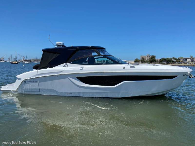 Cruisers Yachts 38 GLS I/O Premium Sports Bowrider