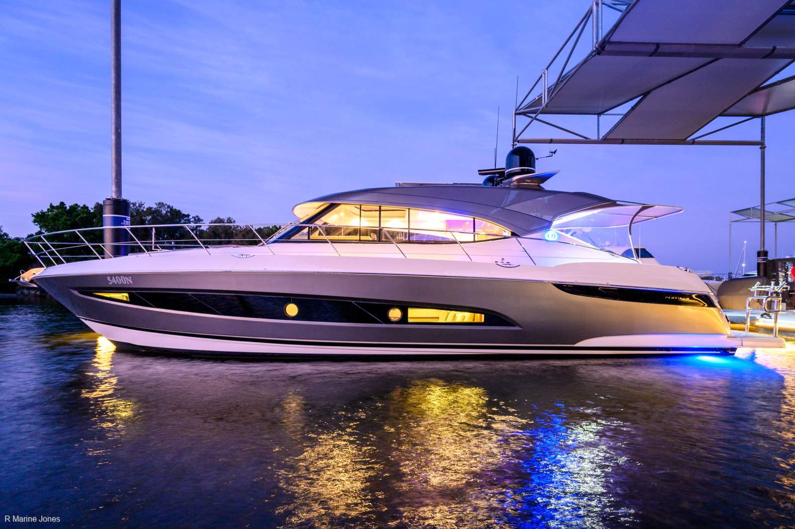 Riviera 5400 Sport Yacht Platinum Edition