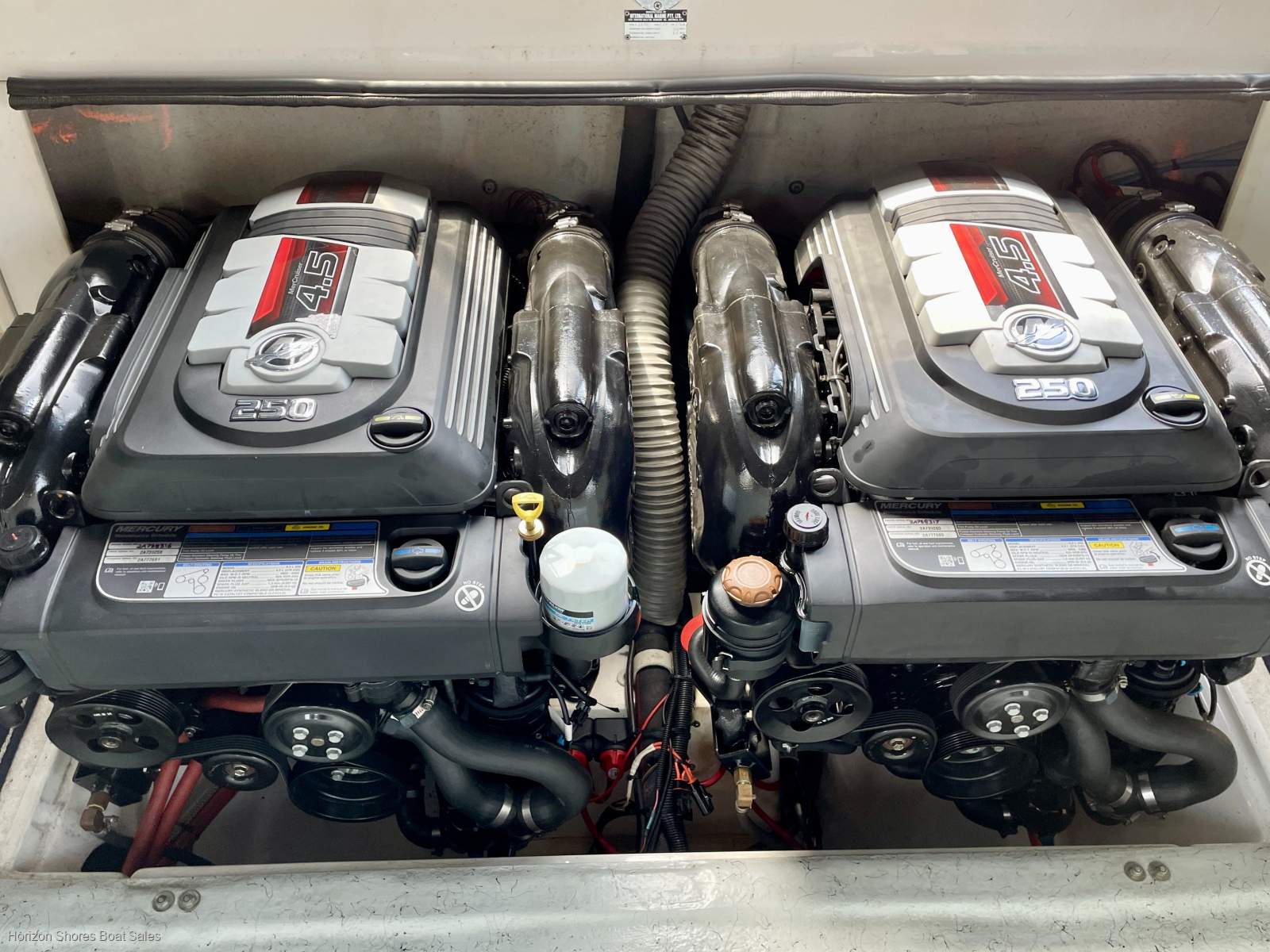 Caribbean 26 Flybridge Cruiser