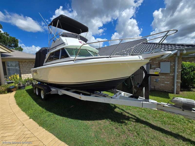 Bertram 23 Flybridge Cruiser on Trailer
