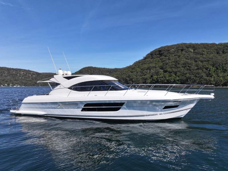 Riviera 5000 Sport Yacht