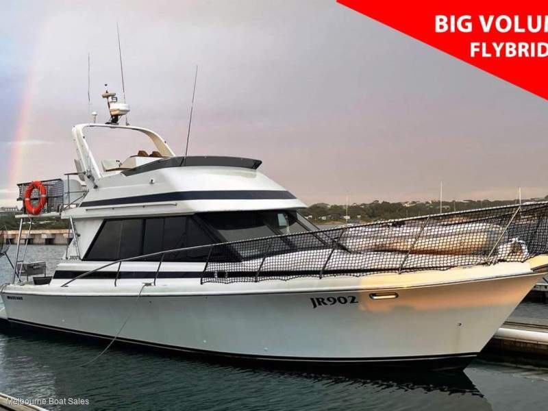 Mustang 3800 Flybridge Cruiser - BIG VOLUME FLYBRIDGE