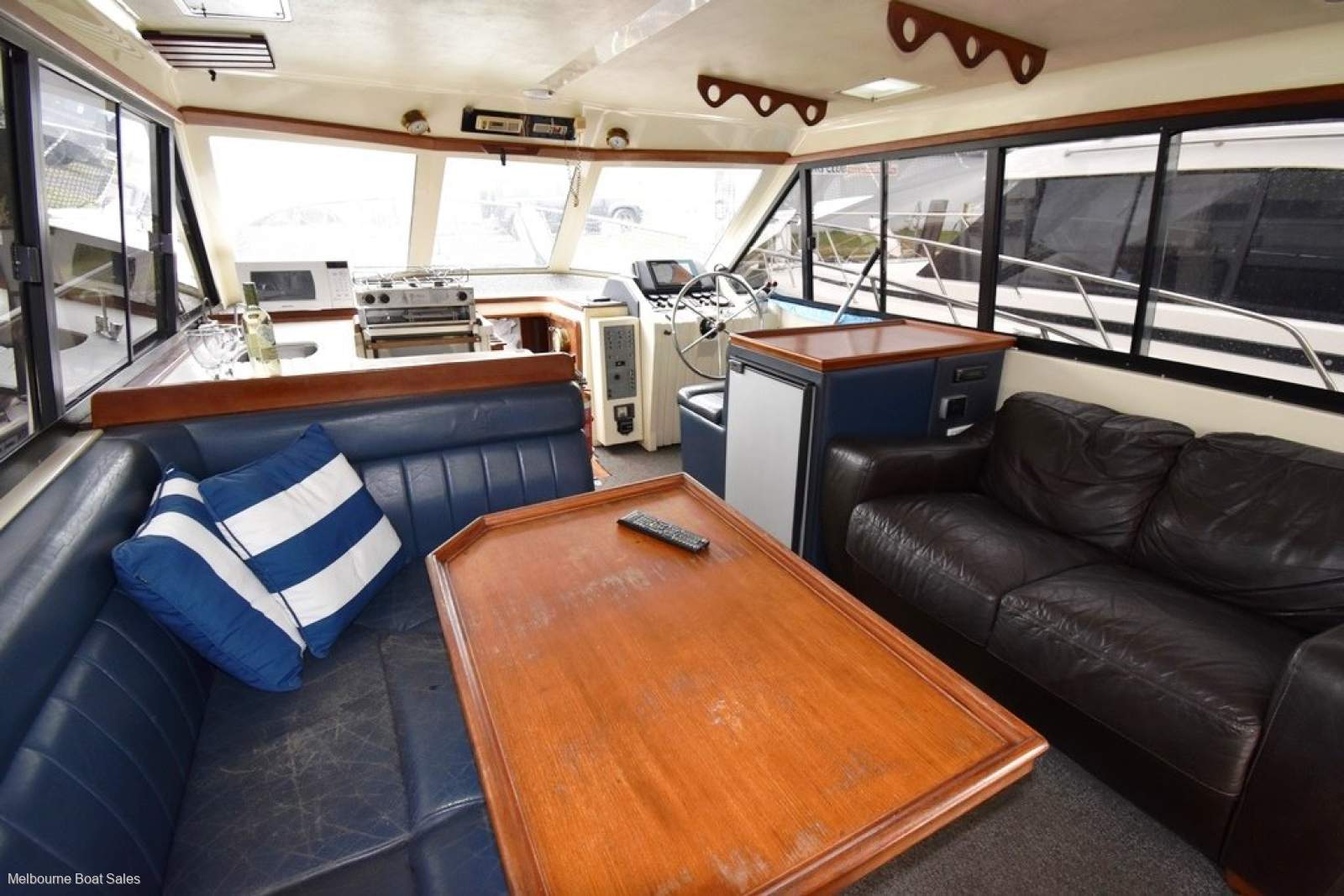 Mustang 3800 Flybridge Cruiser - BIG VOLUME FLYBRIDGE