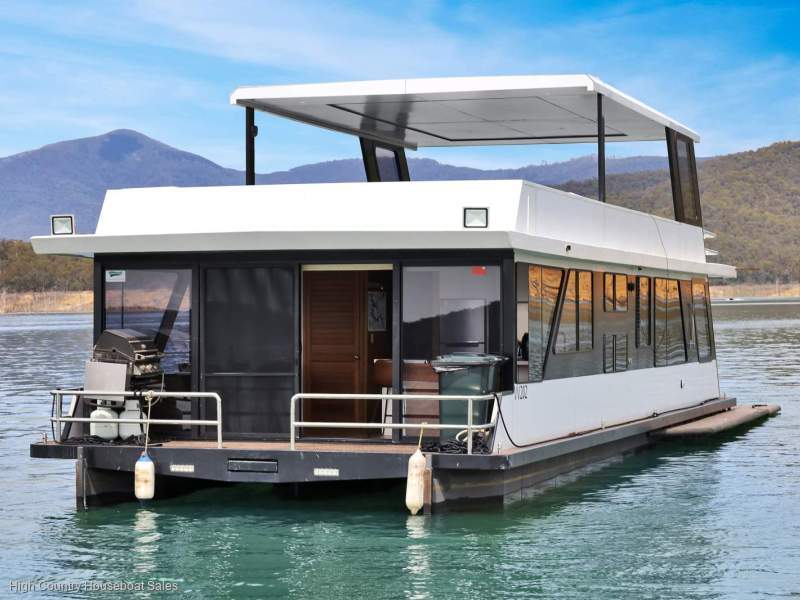 KAPALUA Houseboat Holiday Home on Lake Eildon
