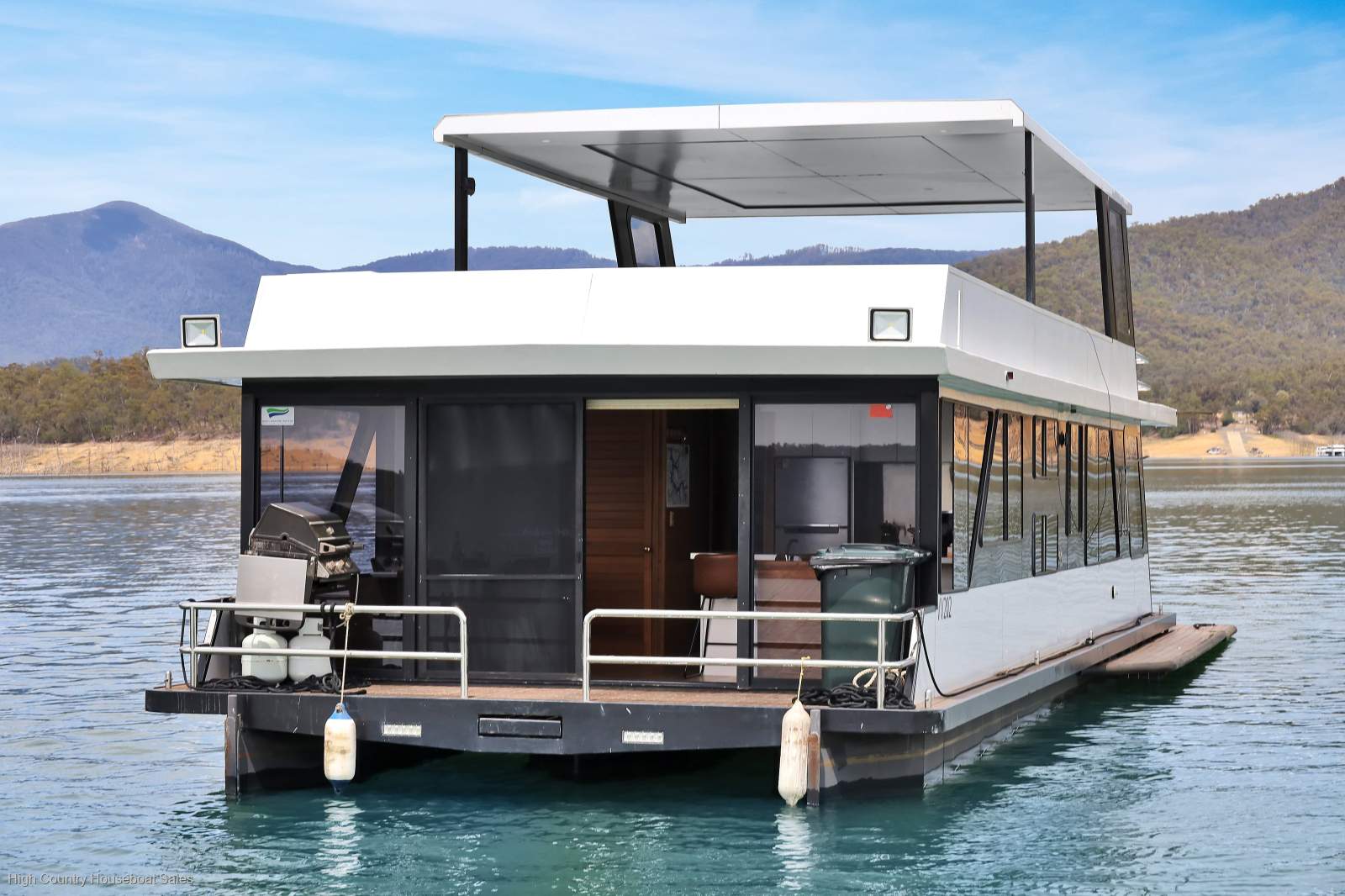 KAPALUA Houseboat Holiday Home on Lake Eildon:Kapalua on Lake Eildon