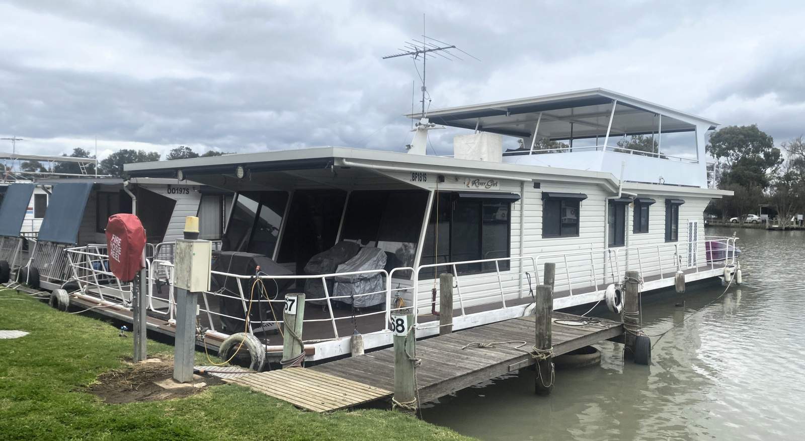 "River Girl" Custom Two Decked, Four Bed Houseboat