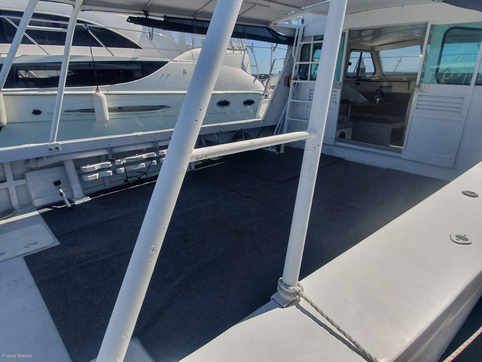 Striker Flybridge 37