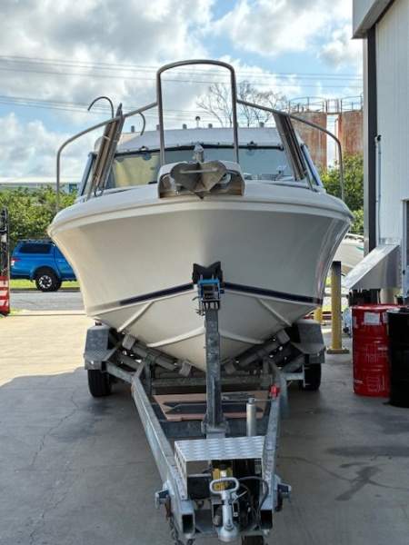 Bertram Caribbean 23 sedan