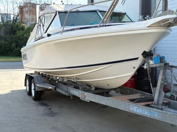 Bertram Caribbean 23 sedan