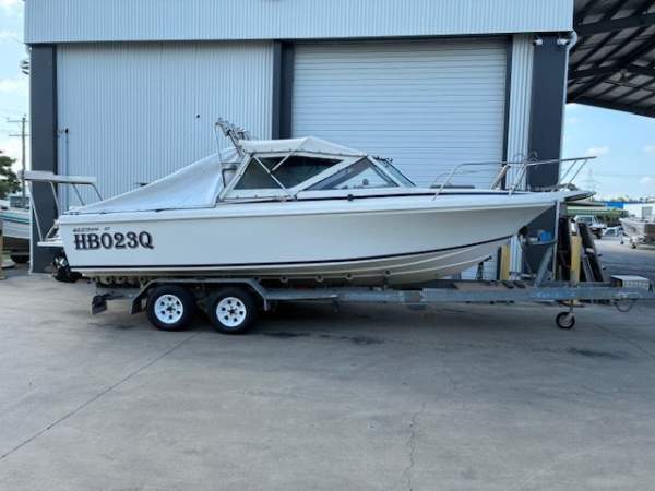 Bertram Caribbean 23 sedan