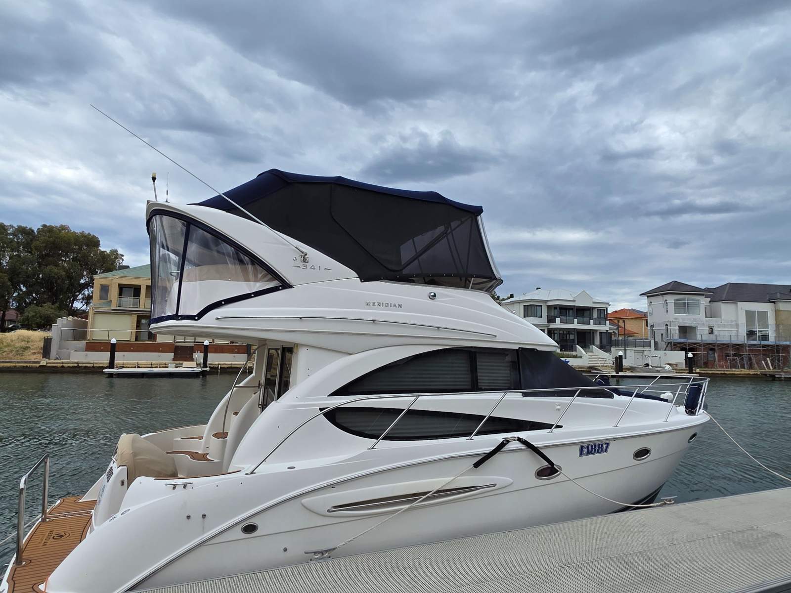 Meridian 341 Sedan Flybridge - Shaft Driven - Turn-Key & Summer Ready
