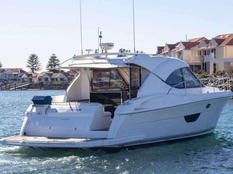 Riviera 4400 Sport Yacht