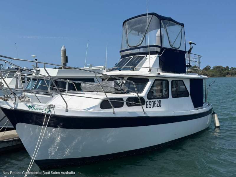 Cuddles 30 Flybridge Cruiser