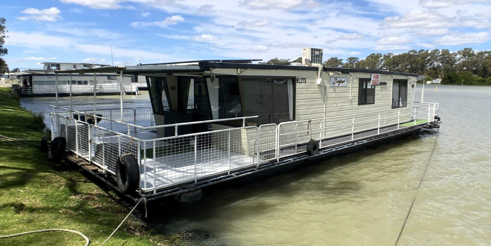 "Bonjour". Modern Open Plan, Two Bed, Houseboat.