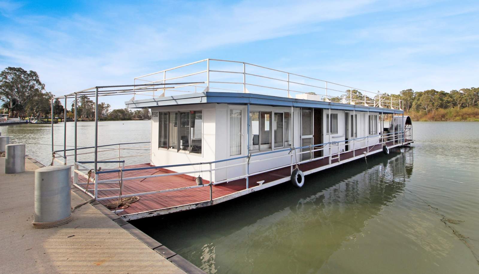 "Platypus". 2xDeck 3xBed 1xBath Monohull Houseboat