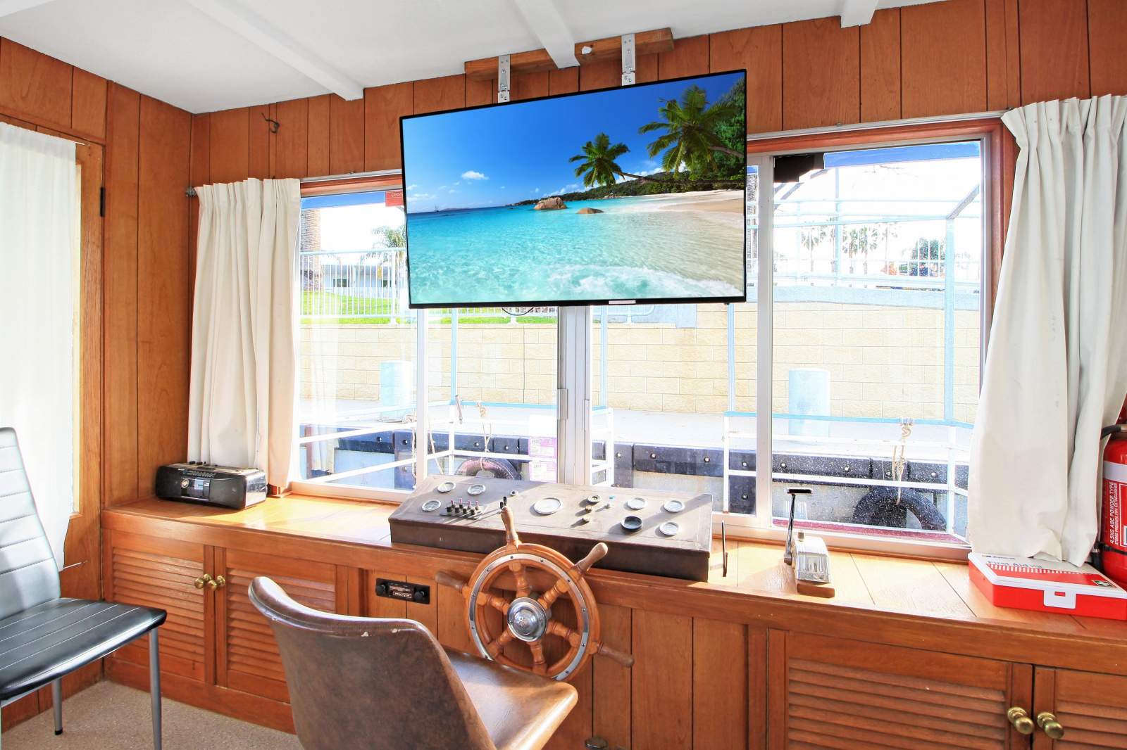 "Platypus". 2xDeck 3xBed 1xBath Monohull Houseboat