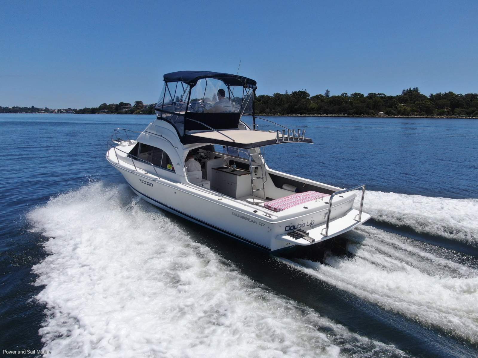 Caribbean 27 Flybridge Cruiser Exceptional condition + Bow thruster