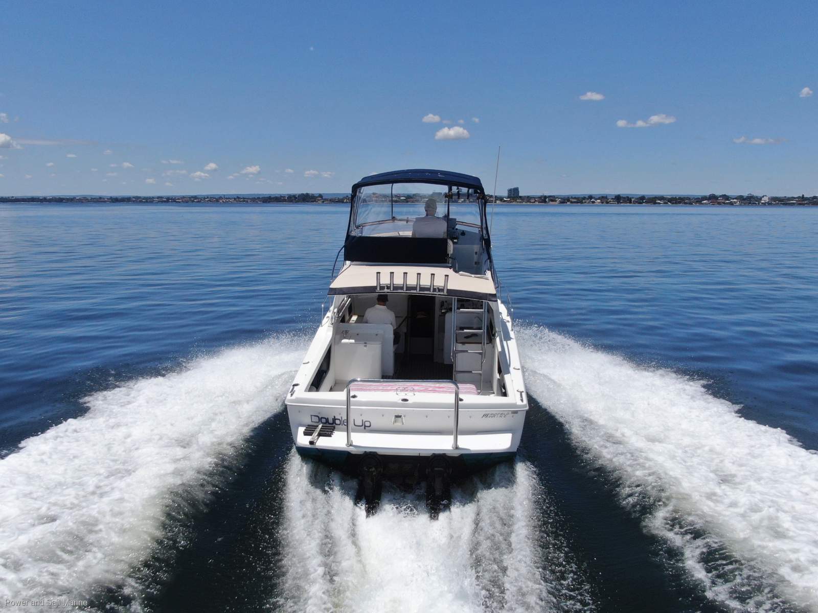 Caribbean 27 Flybridge Cruiser Exceptional condition + Bow thruster