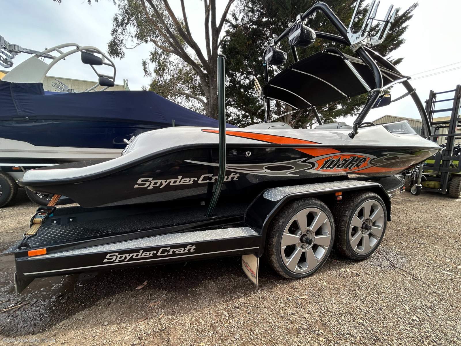 Spydercraft Wake Ski Boat