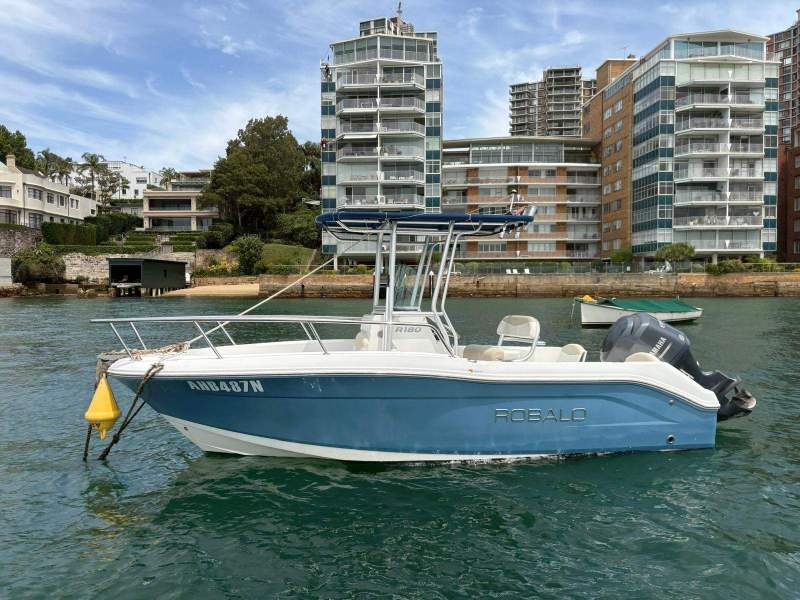 Robalo R180