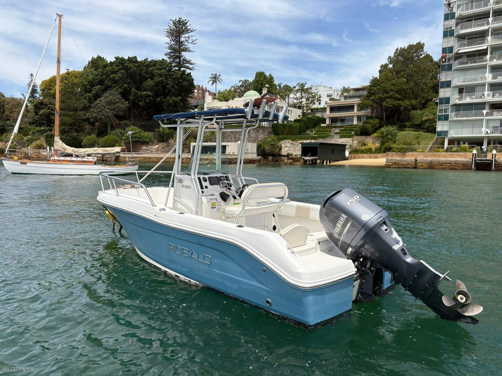 Robalo R180