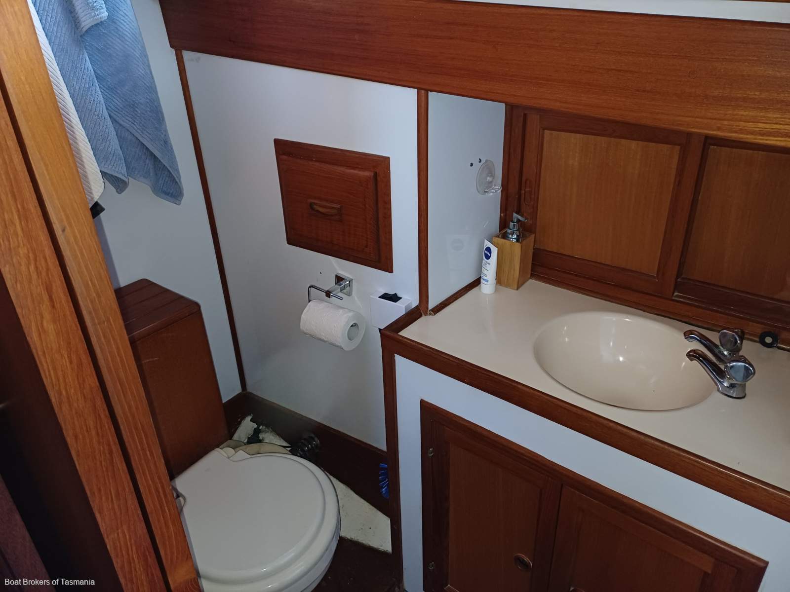 Regency Blue Seas 36 Mk 2. A pleasure to inspect. Excellent condition. Boat Brokers of Tasmania