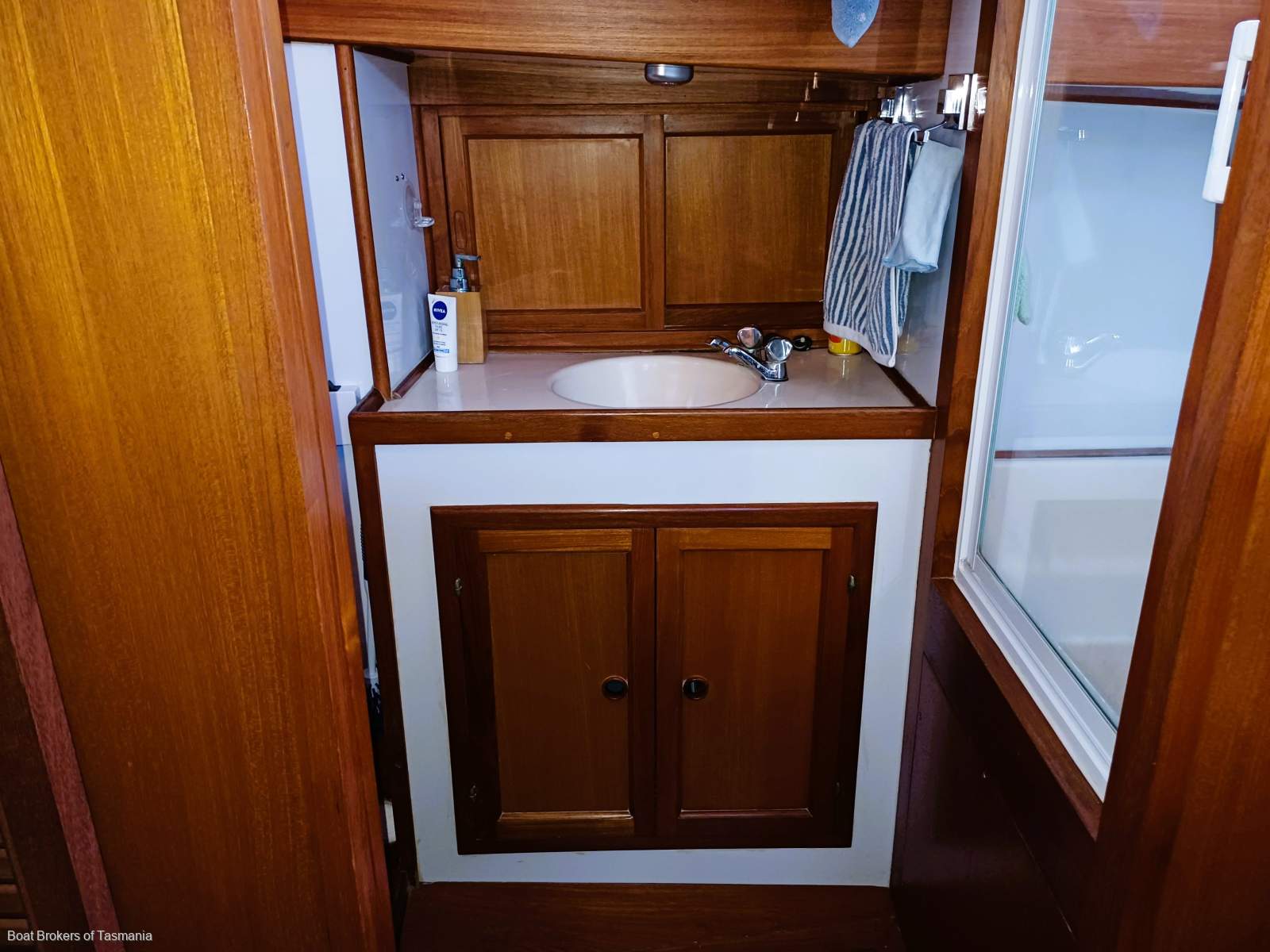 Regency Blue Seas 36 Mk 2. A pleasure to inspect. Excellent condition. Boat Brokers of Tasmania