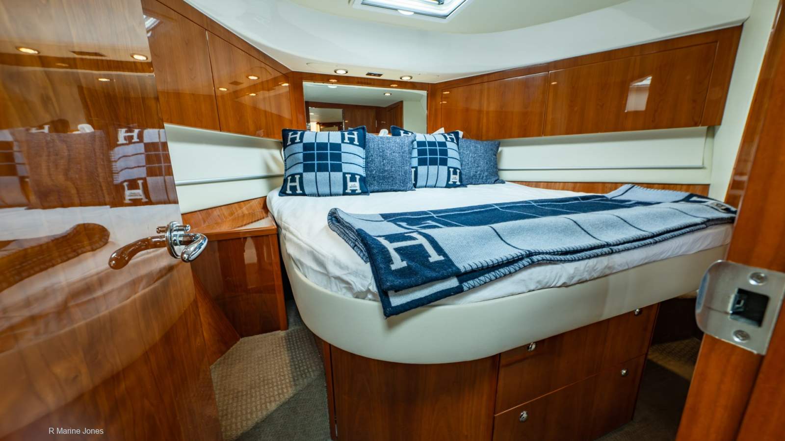 Riviera 5000 Sport Yacht