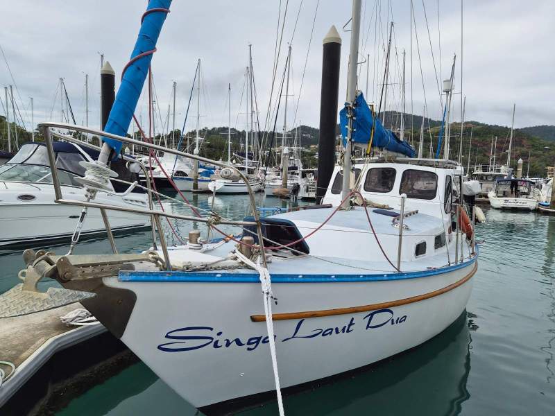 Bruce Roberts 30 Flybridge Cruiser