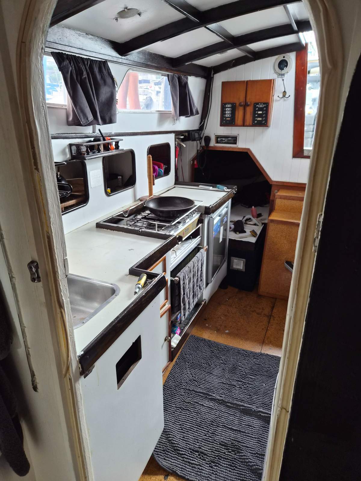 Bruce Roberts 30 Flybridge Cruiser