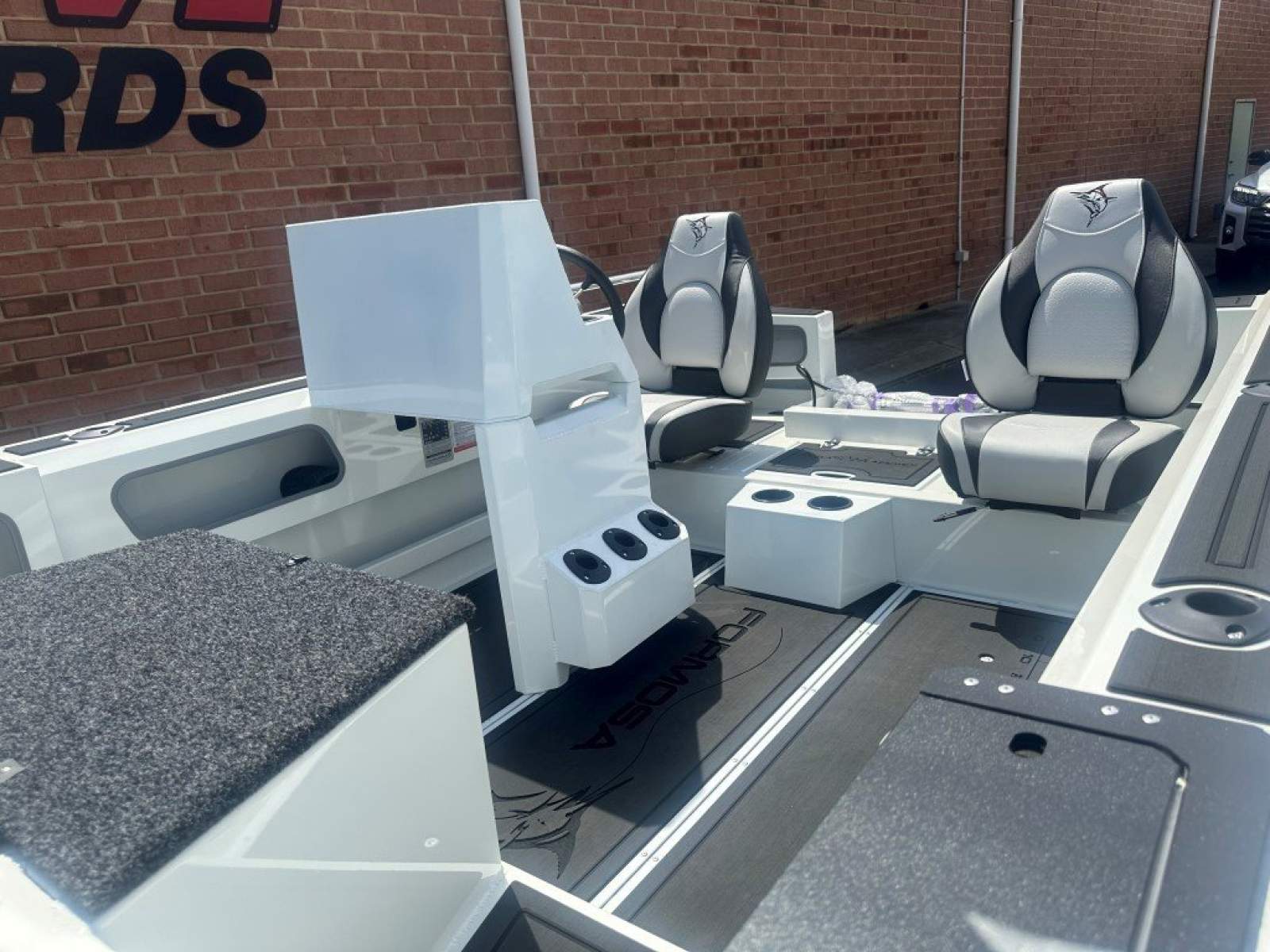 New Formosa 455 GRT Side Console