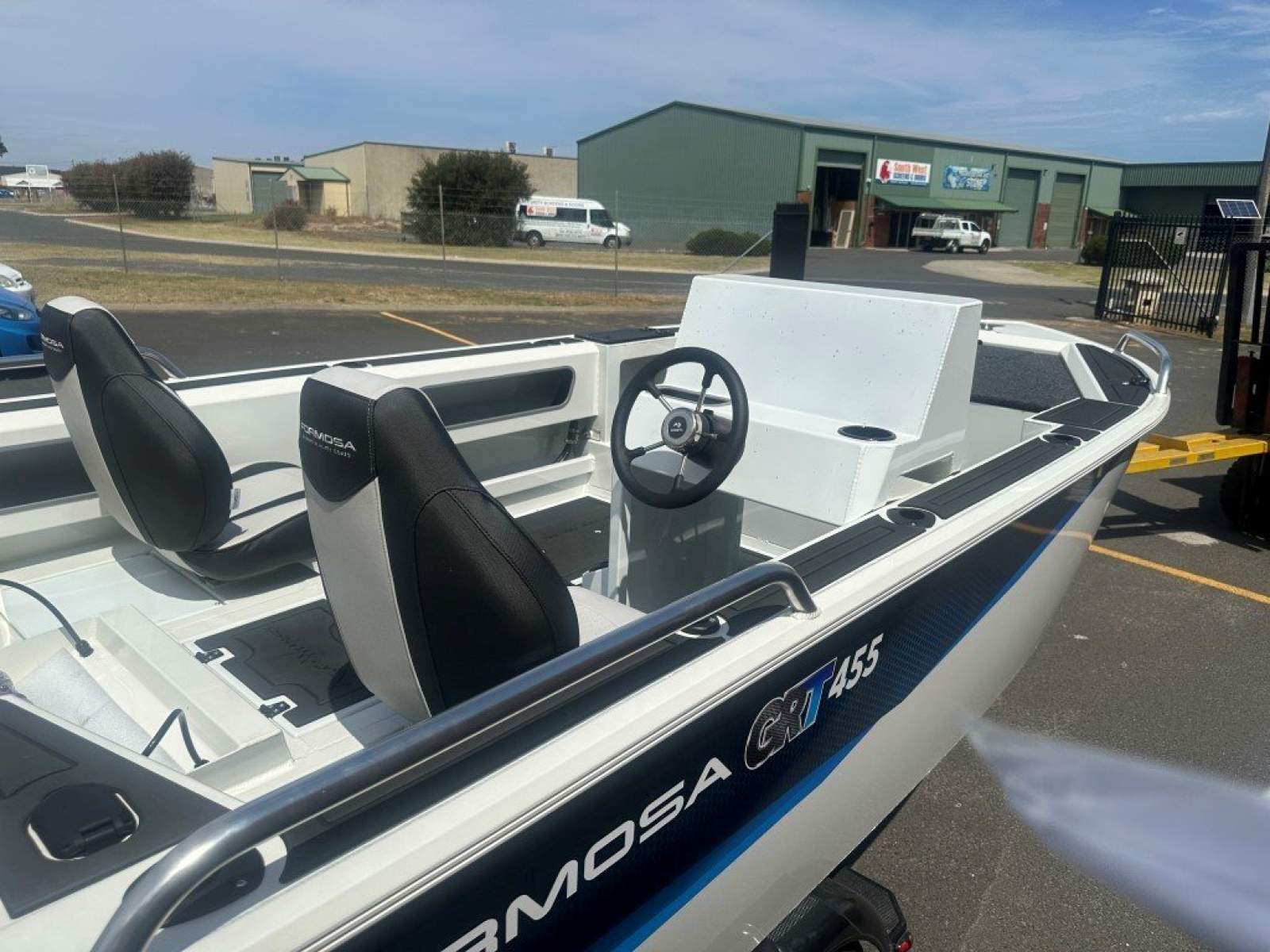 New Formosa 455 GRT Side Console