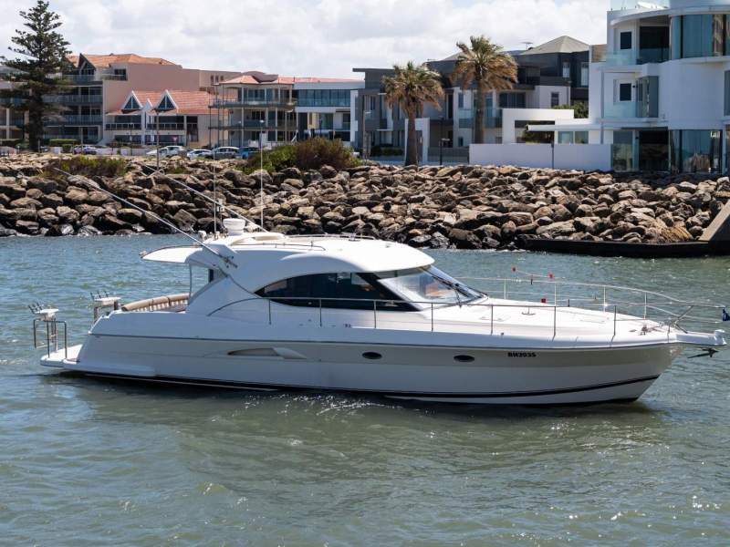 Riviera 4700 Sport Yacht