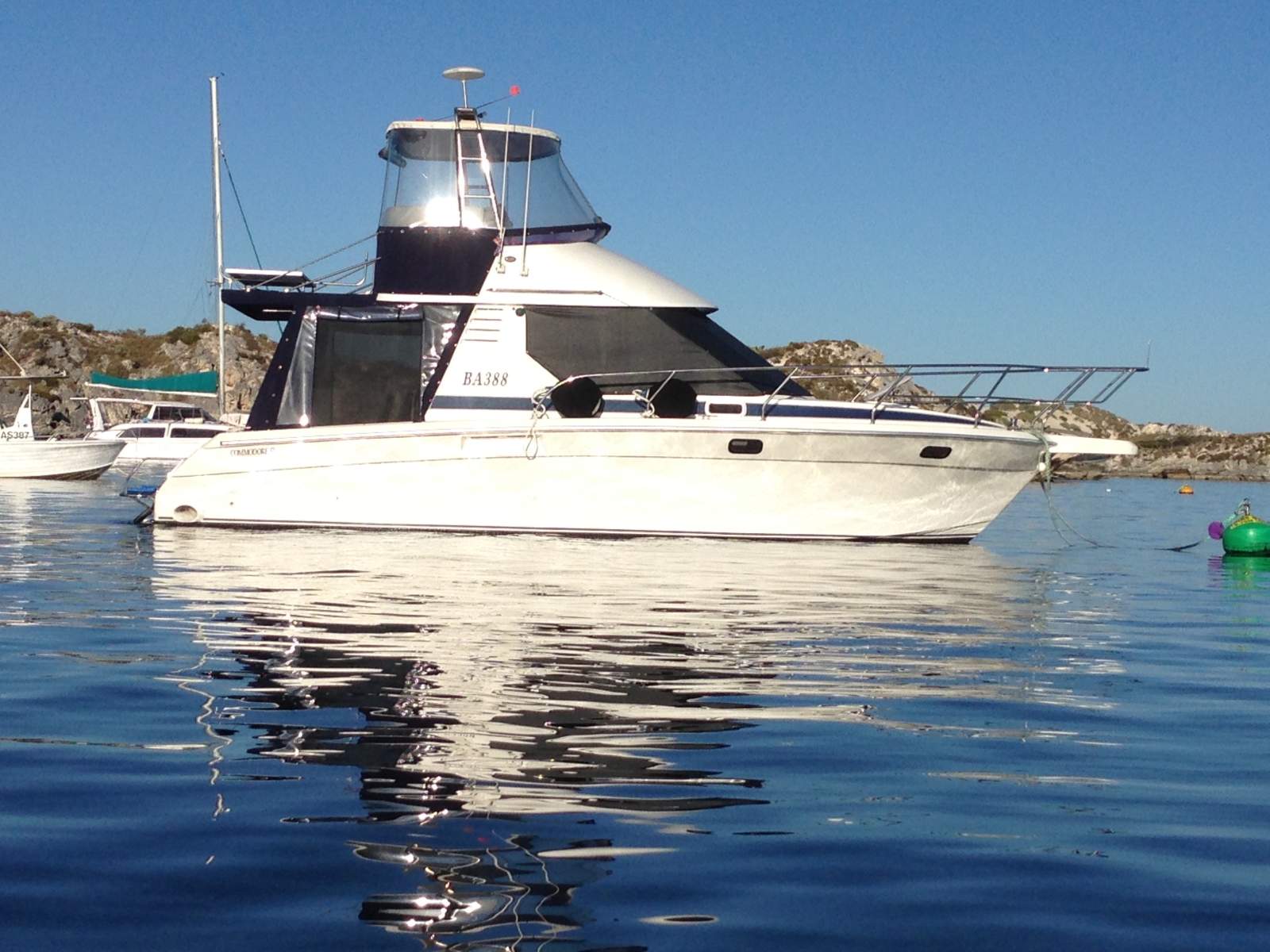 Commodore 33 Flybridge Twin Cabin Cruiser