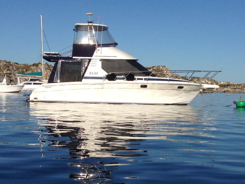 Commodore 33 Flybridge Twin Cabin Cruiser