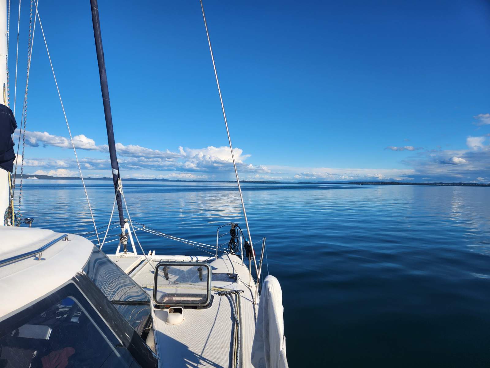 Seawind 1000 Four(4) Berth with Head/Shower amidships (1995)