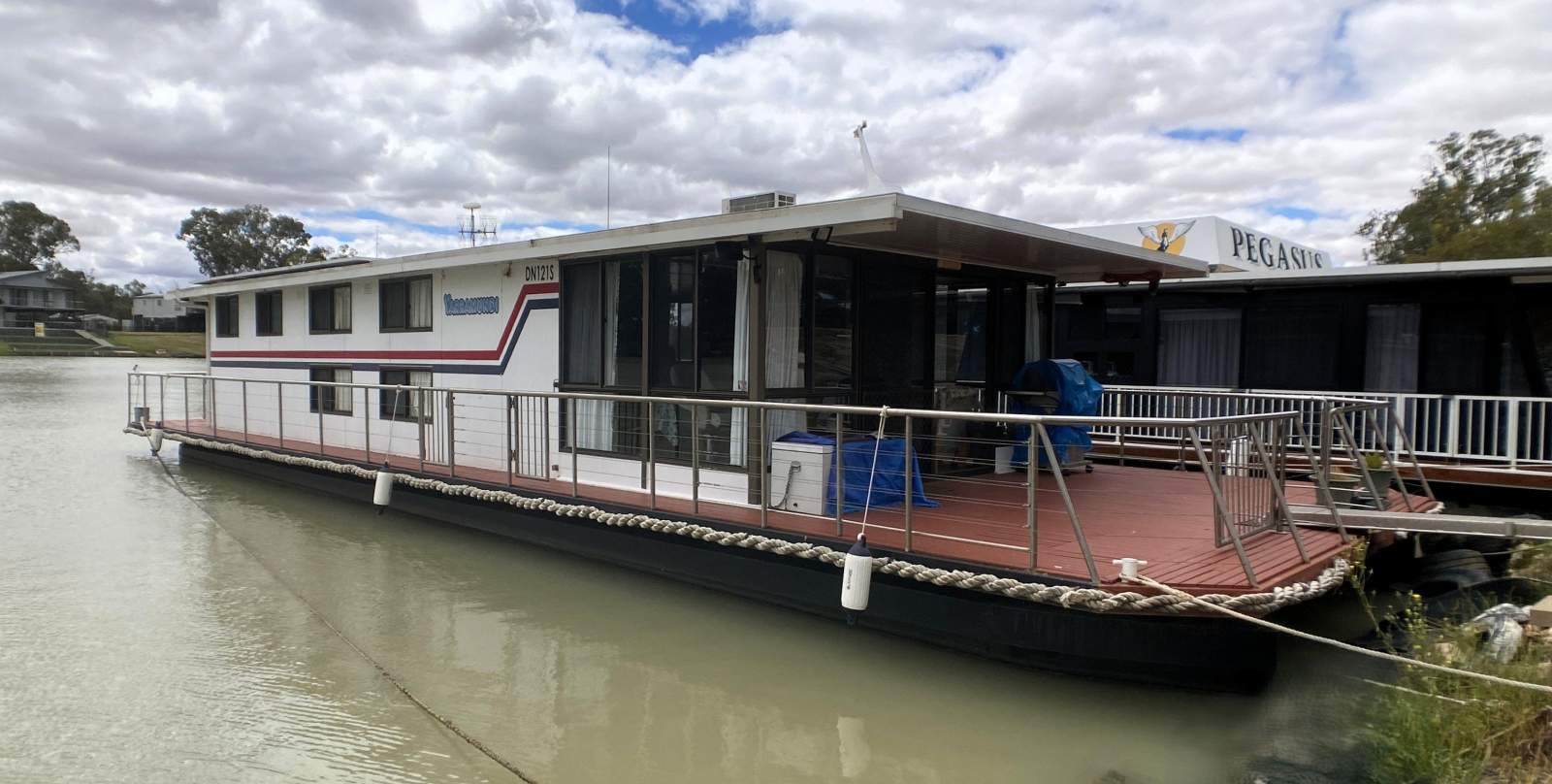 "Yarramundi". 4xBed, 1xBath, Pontoon Houseboat.