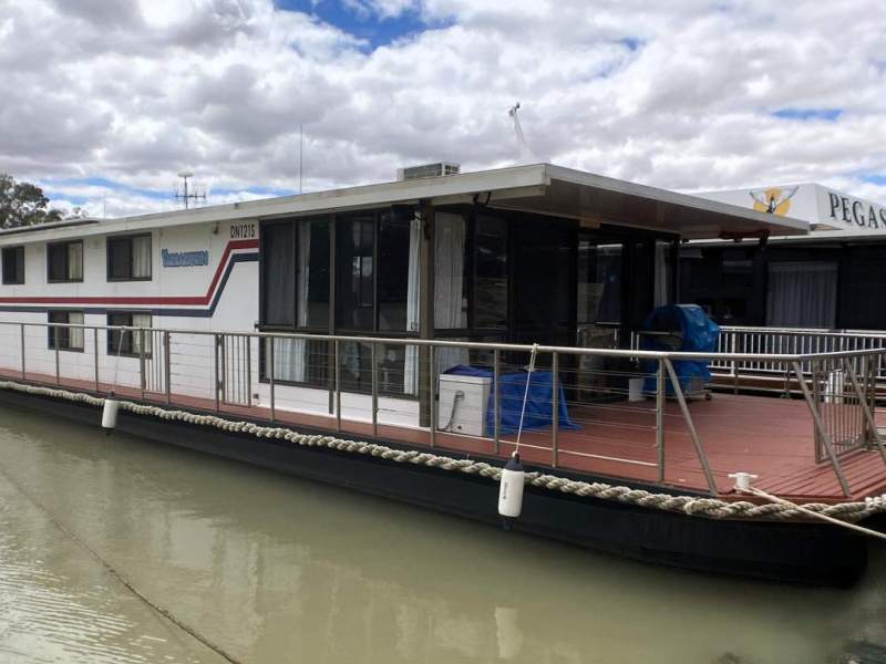 "Yarramundi". 4xBed, 1xBath, Pontoon Houseboat.