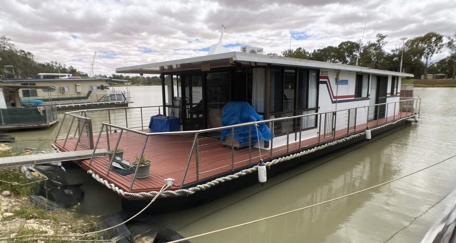 "Yarramundi". 4xBed, 1xBath, Pontoon Houseboat.